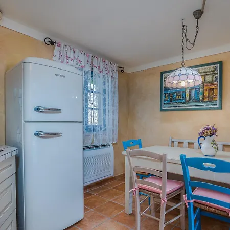 Villa Pinia With Pool