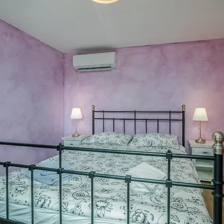 וילה Pinia With Pool Pinezići