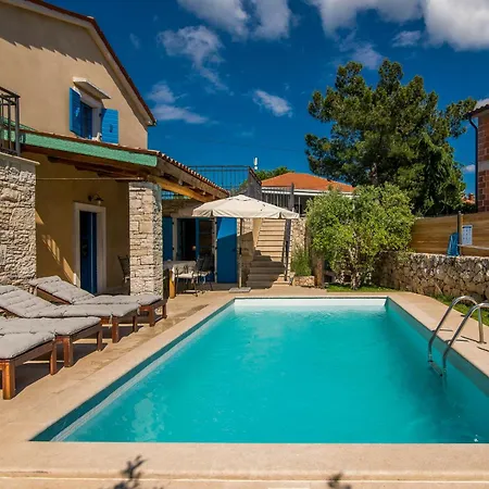 Pinia With Pool וילה Pinezići