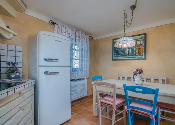 Villa Pinia With Pool