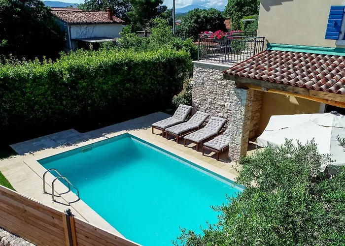 Villa Pinia With Pool