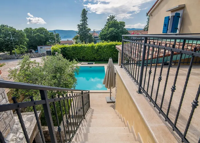 Villa Pinia With Pool