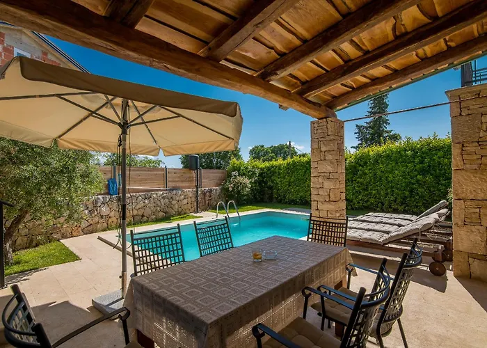 Pinia With Pool * Пинезичи