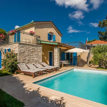 Villa Pinia With Pool