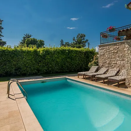 Vilă Pinia With Pool Pinezići