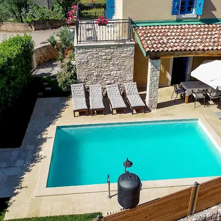 Pinia With Pool Vilă