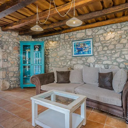 Pinia With Pool Vilă
